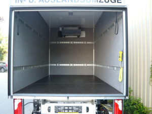 Alu-Kofferaufbau in Klemmbauweise, Ladebordwand, Klimagerät, 2 Reihen Stäbchen-Zurrschienen