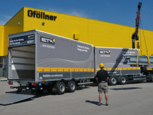 Gesamtzug Curtainsider-Aufbau mit Seitenbordwand, Frontkran und Ladebordwand. Tandem Anhänger mit Schiebeverdeck und Ladebordwand