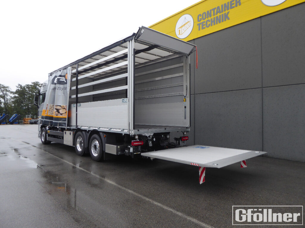 sliding tarpaulin structure with tail lift