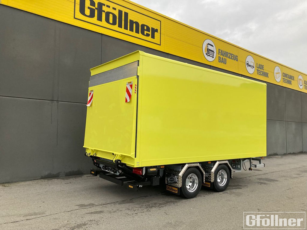 Tandem trailer with tail lift