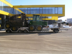 4-Achs-Tiefladeanhänger für den Transport von Forwader und Harvester