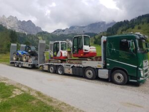 Gesamtzug LKW-Plateau-Aufbau und Tandem-Plateau-Anhänger, jeweils mit hydraulischen Rampen